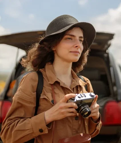 smiling lady going to make photo while traveling t 2026 01 05 06 04 53 utc 1 scaled e1770397130805