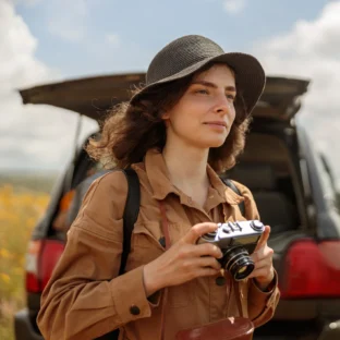 smiling lady going to make photo while traveling t 2026 01 05 06 04 53 utc scaled e1770221449588